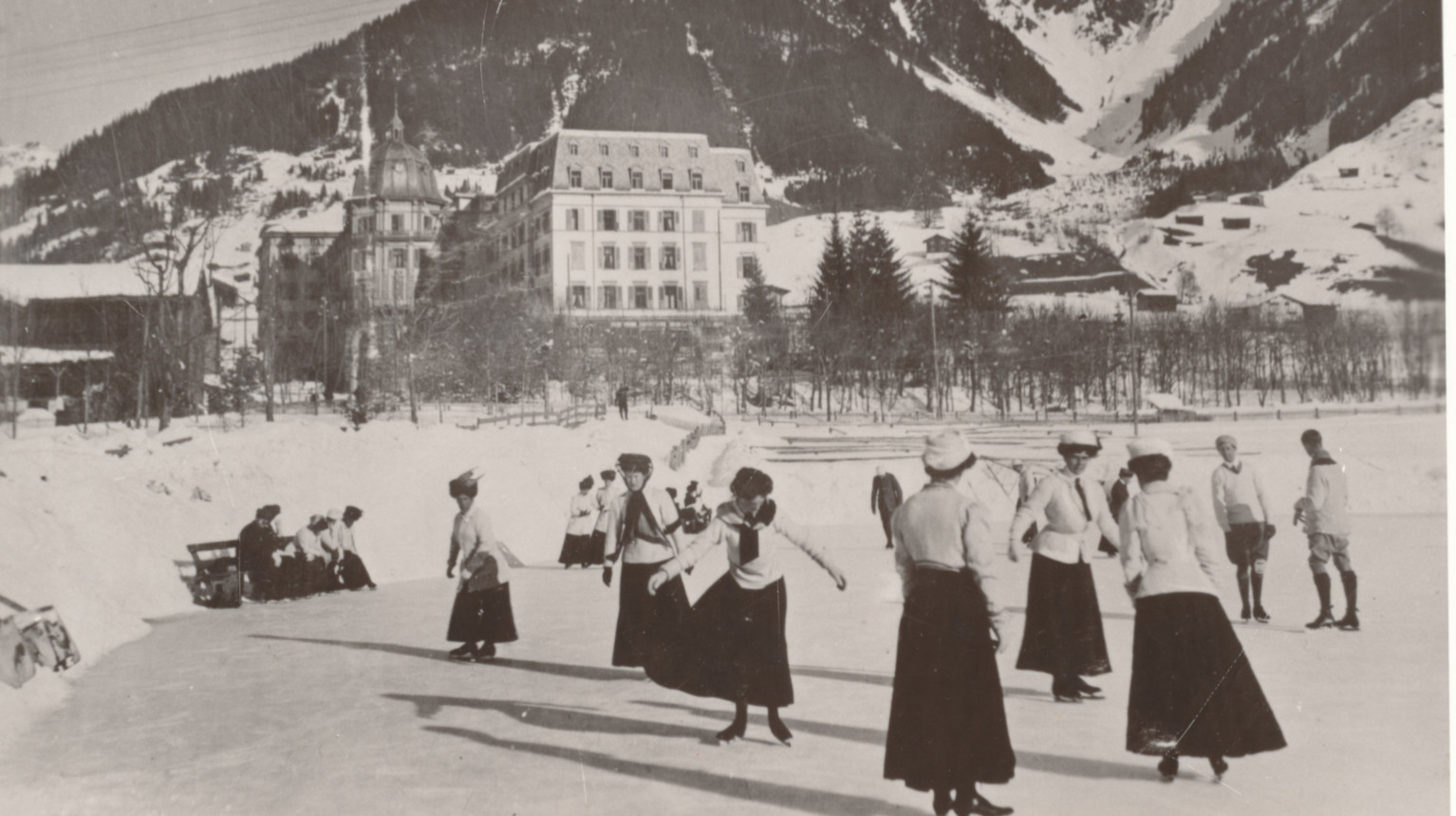 View back to the «old ice rink» situated below the hotel Vereina (Archive Klosters Tourism Association / Photo Foundation Graubünden, 1920).