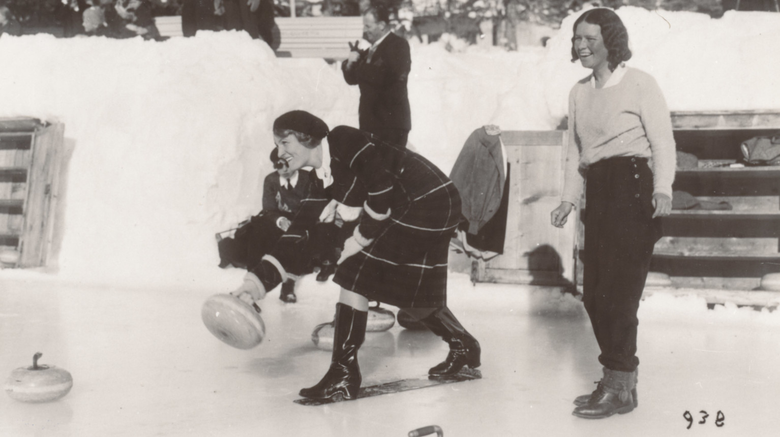 Elegant female curling players around 1930 (Archive Klosters Tourism Association / Photo Foundation Graubünden).