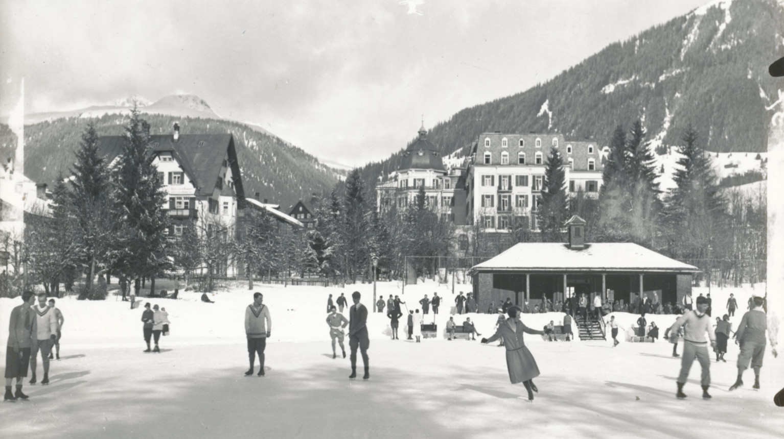 Bustling activity on the «old ice rink» (Archive Klosters Tourism Association / Photo Foundation Graubünden, 1938).