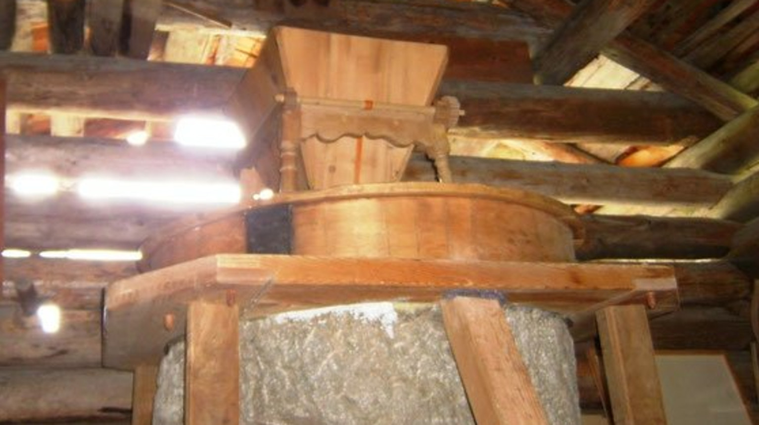 Detailed view of spinning and comb wheel, which transmit the drive of the water wheel.