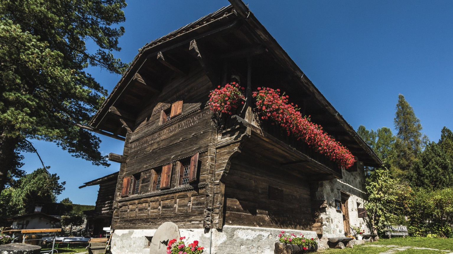 The Nutli Hüschi beautifully decorated with red geraniums.