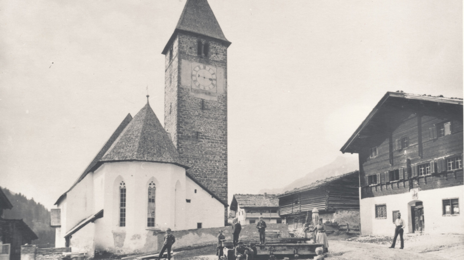 Churchyard in summer (Archive Klosters Tourism Association / Photo Foundation Graubünden, 1895).