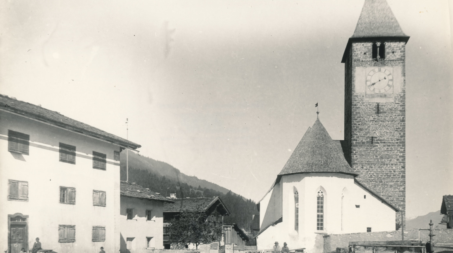 The churchyard with the house Kasper/Nett, where some of the monastic building fabric is said to still exist (Archive Klosters Tourism Association / Photo Foundation Graubünden, 1905).