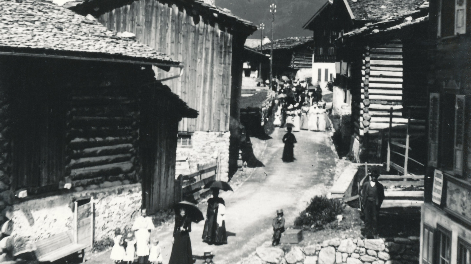 View up the alley (formerly Platzgasse, today Landstrasse) towards the church. Posed picture of the "Bsatzig" (political elections) (undated).