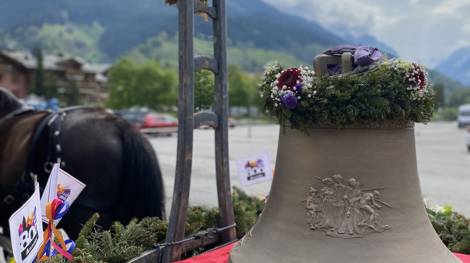 The Walser bell (here on a horse-drawn cart) is ready to be pulled up; May 13, 2022 (photo C. Suter).