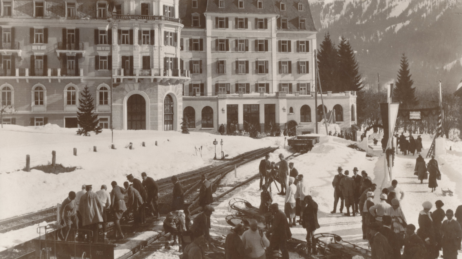 Bobsleds are loaded onto the train at the hotel Vereina (end of terminus station) (Archive Klosters Tourism Association / Photo Foundation Graubünden / DDK, M. Jörger).