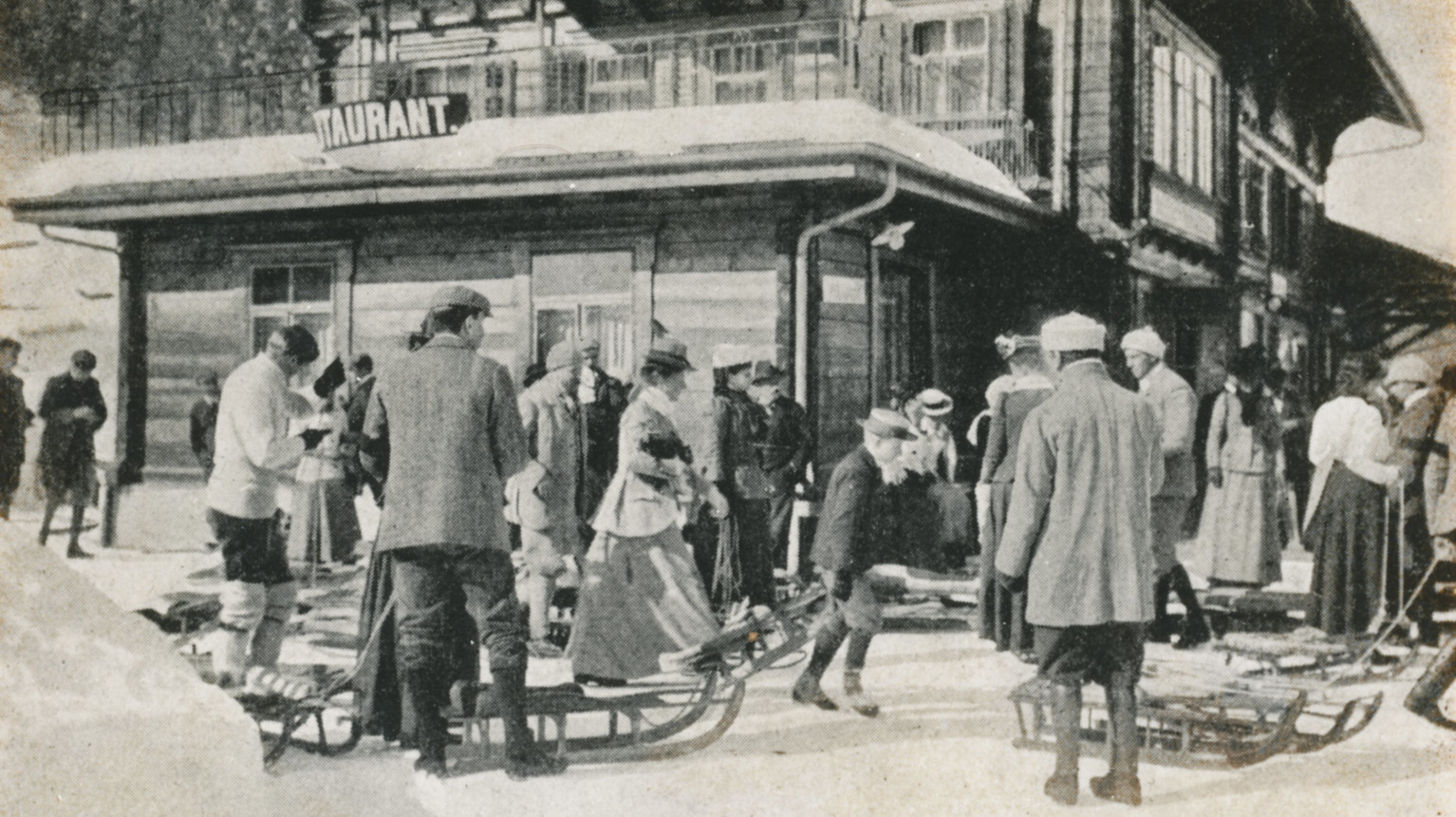 Sledders at the first railway station in Klosters Platz 1910 (Archive Klosters Tourism Association / Photo Foundation Graubünden / DDK, M. Jörger).