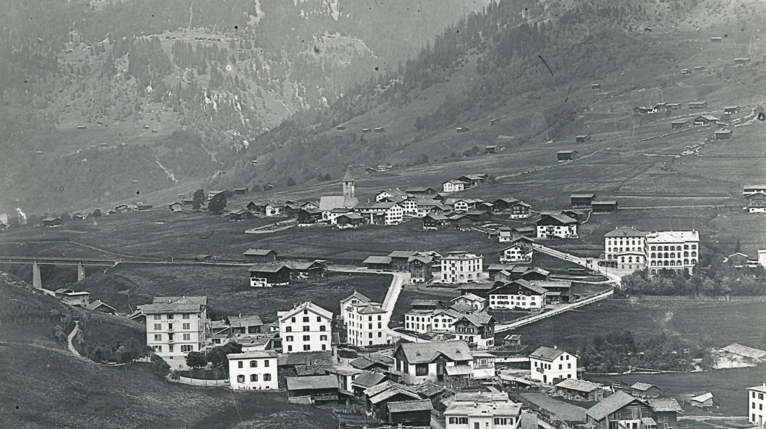 Klosters Platz around 1920 with terminus station in the middle ((Archive Klosters Tourism Association / Photo Foundation Graubünden / DDK, M. Jörger).