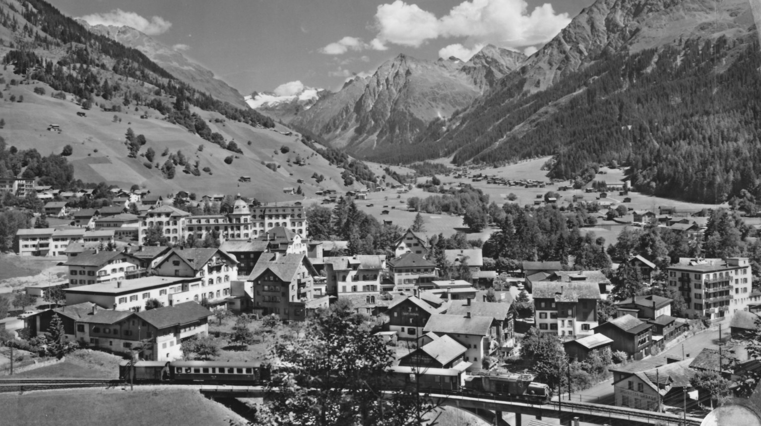 Crocodile locomotive on the Maillard bridge which had been rebuilt in 1944 (Archive Klosters Tourism Association / Photo Foundation Graubünden / DDK, M. Jörger).