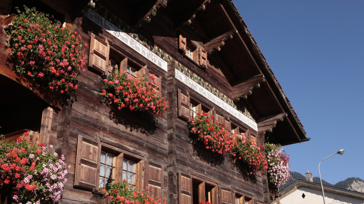 Many old houses in Saas are decorated with flowers (photo Maria-Cecilia-Austin).