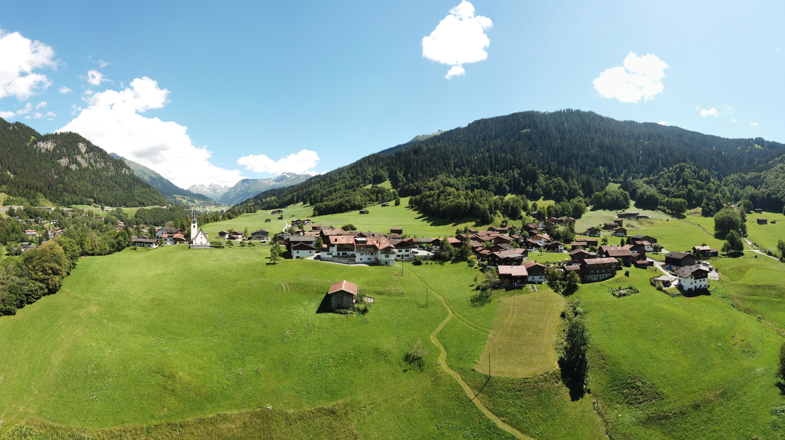 Panorama-Aufnahme von Serneus mit der markanten Kirche St. Sebastian (Bild Hubert Schöpfer).