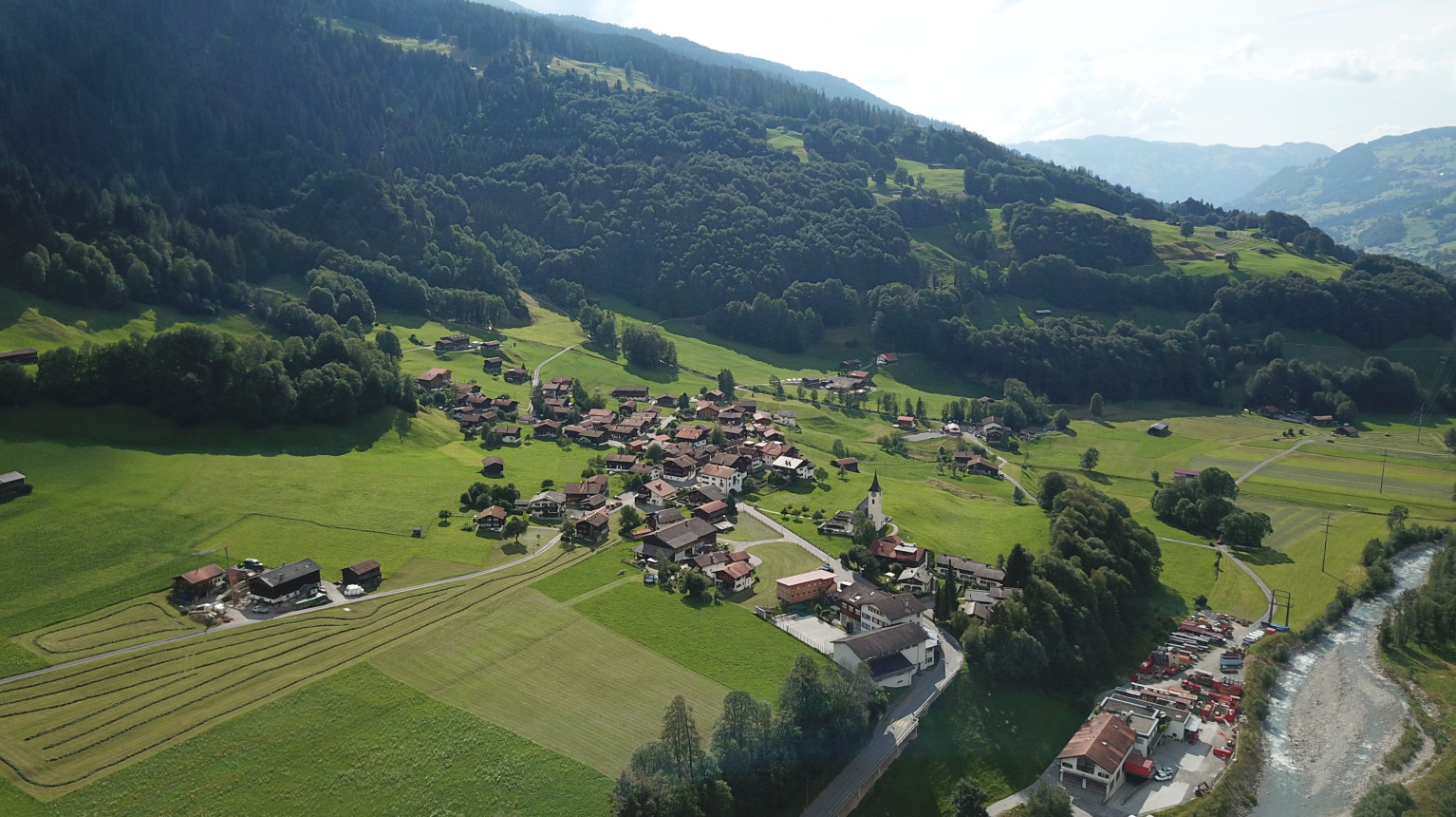 Blick auf Serneus talauswärts mit Industriebetrieben am Fluss Landquart und dem Schulhaus im Vordergrund (photo Hubert Schöpfer).