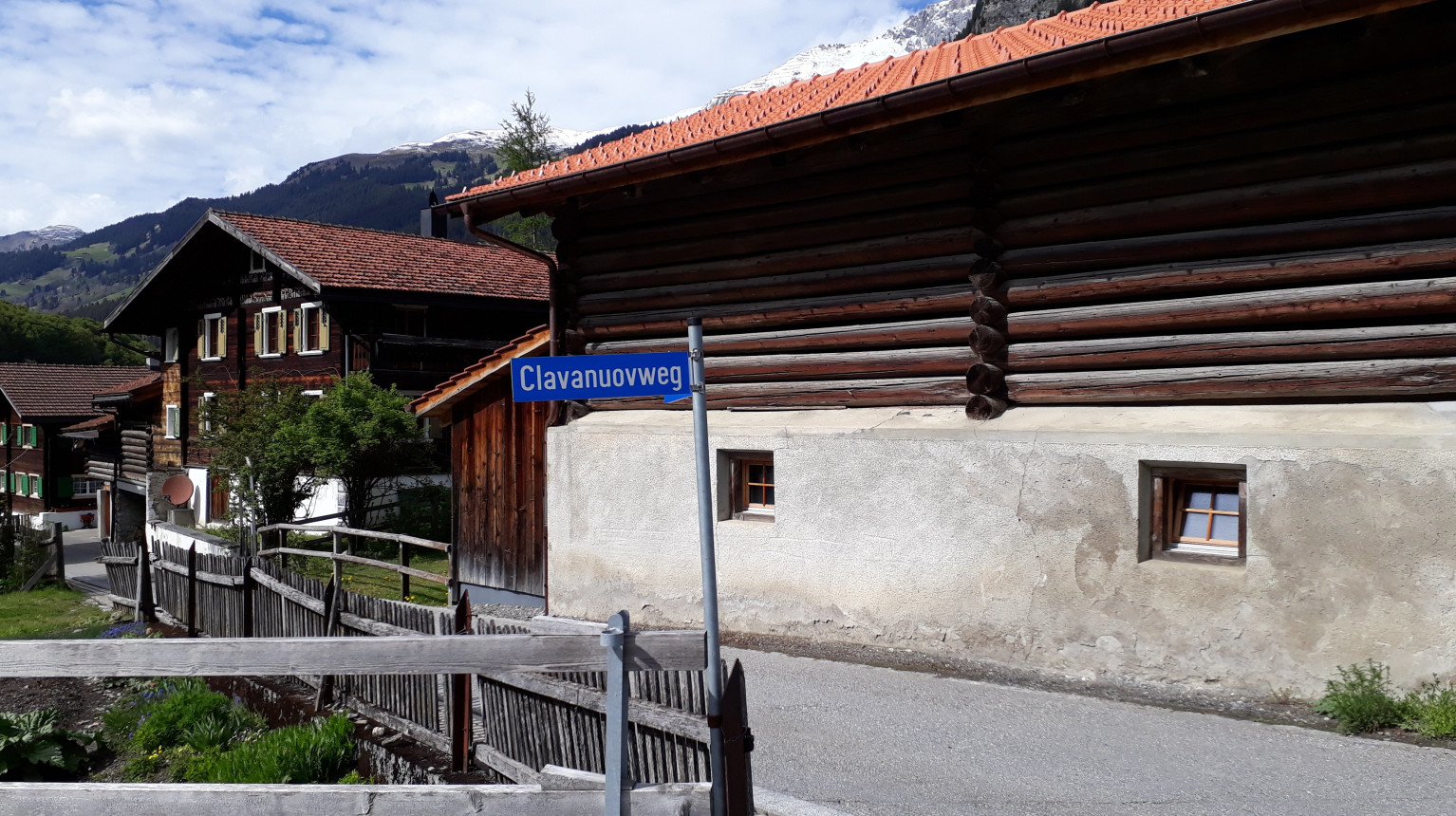 Walser architecture and Romanesque field and path names in Serneus (photo Christoph Luzi).