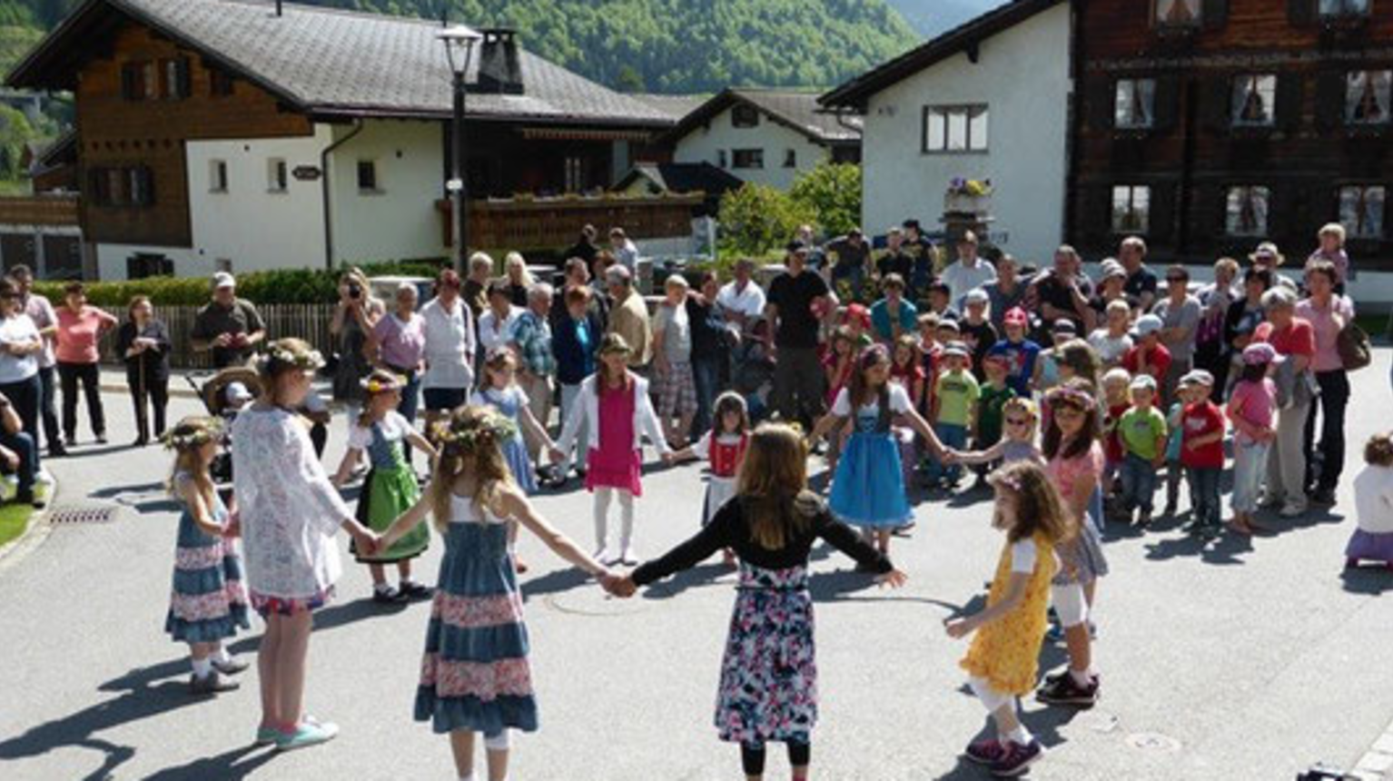 On Ascension Day, the girls decorate themselves with a wreath of flowers. After the service, the girls form a circle at the village fountain and play "Der Fuchs geht um" ("Fötzligleid") with a handkerchief.