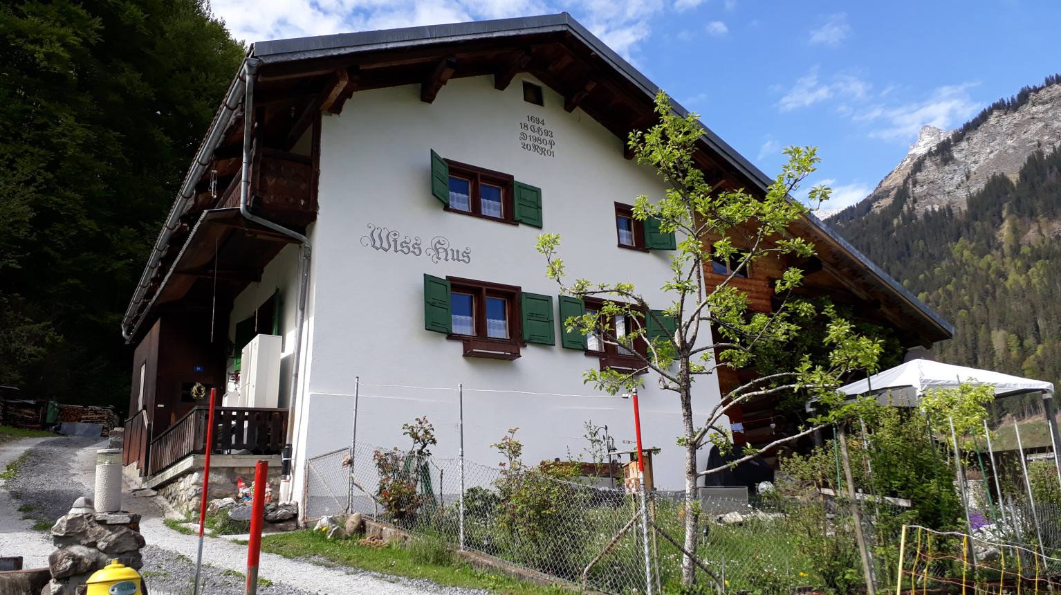 The «Wiss Hus» on the Western edge of the village dates to 1694 and is one of only a few houses that withstood the village fire (photo Christoph Luzi, 2020).