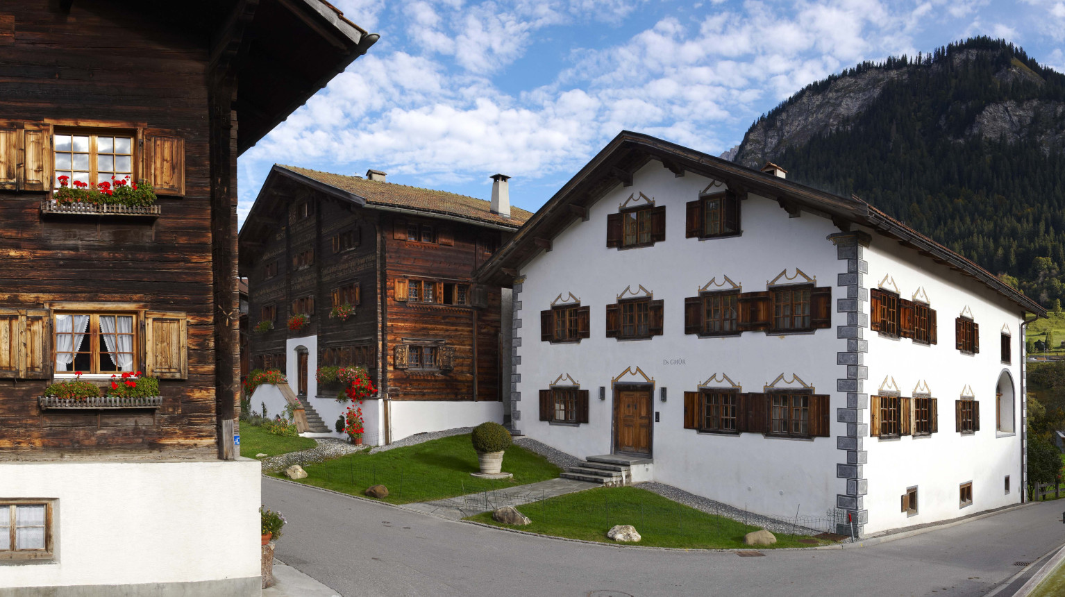 Typical Walser village with wooden houses and the "Gmür" house (photo Davos Klosters Destination).