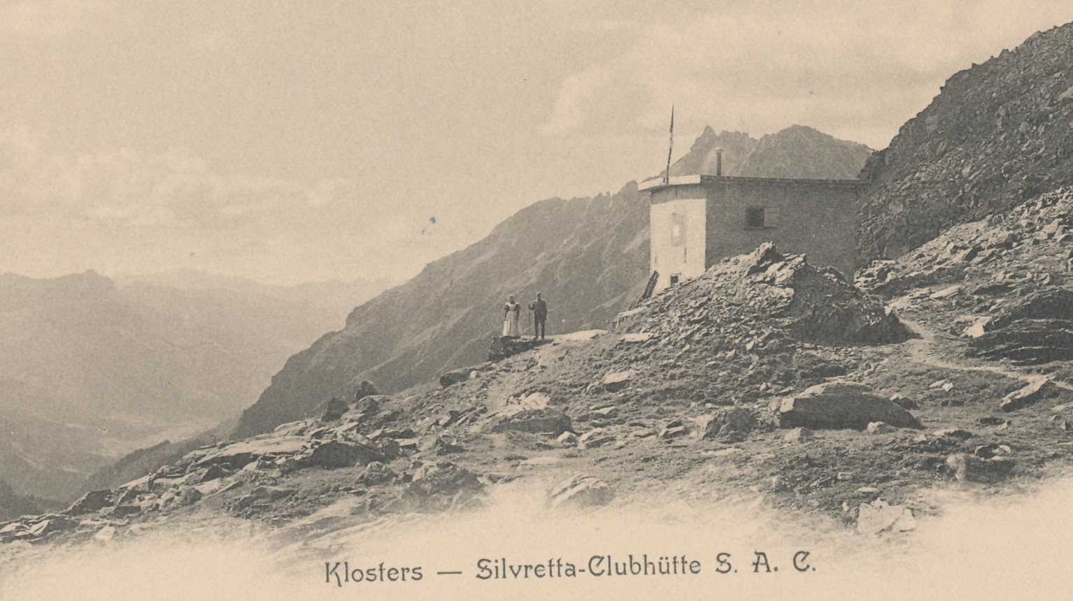 The Silvretta mountain hut with innkeeper couple around 1900. Undated picture postcard (Archive Klosters Tourism Association / Photo Foundation Graubünden).