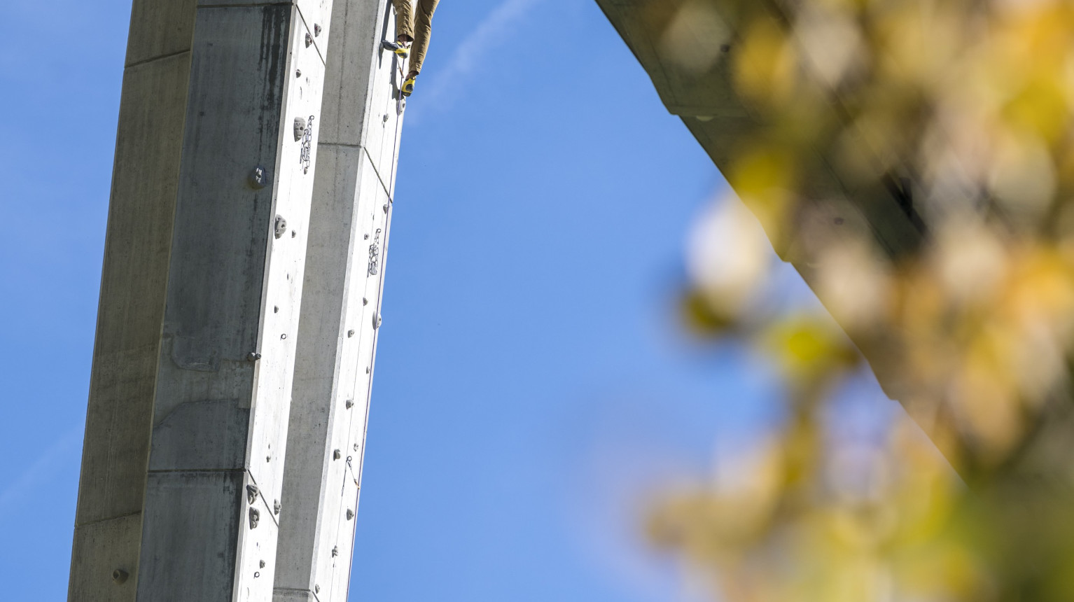 The most modern manifestation of the oldest tourist branch of Klosters: a climber at the Sunniberg Bridge (photo Destination Davos Klosters / Rainer Eder).