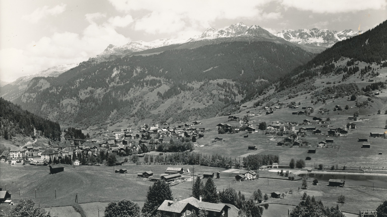 Die Fraktionen Brüggä und Platz von Selfranga aus gesehen im Jahr 1945 (Archiv Verein Klosters Tourismus / Fotostiftung Graubünden).