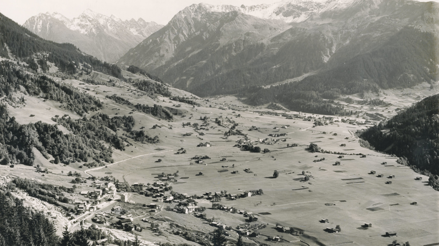 View of Klosters village and square in the direction of Gatschiefer in summer 1910 (Archive Klosters Tourism Association / Photo Foundation Graubünden).