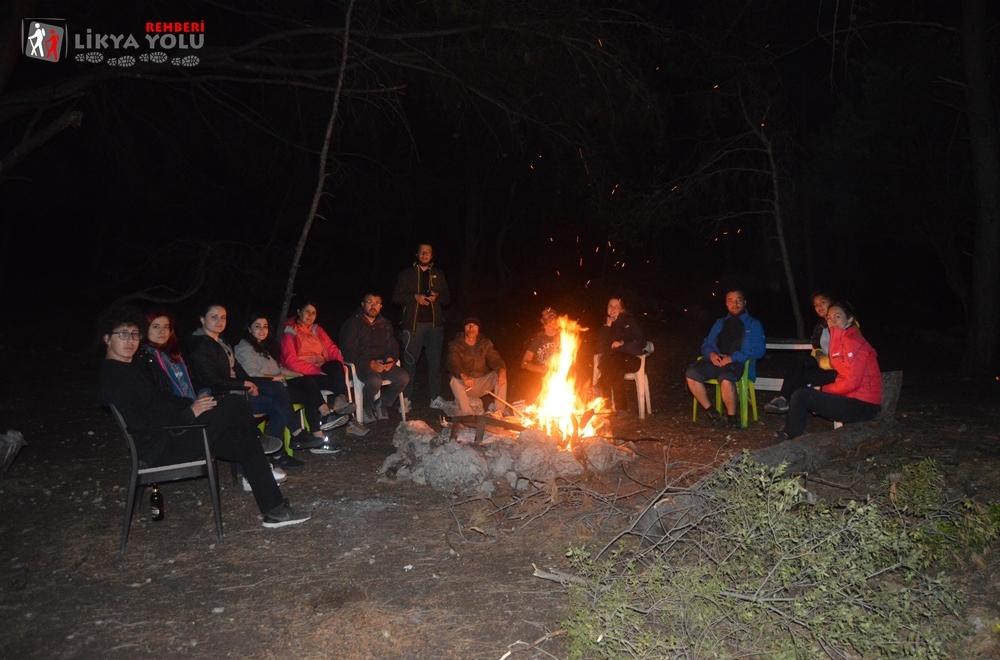 Karadere Beldesinde Kamp Ateşi