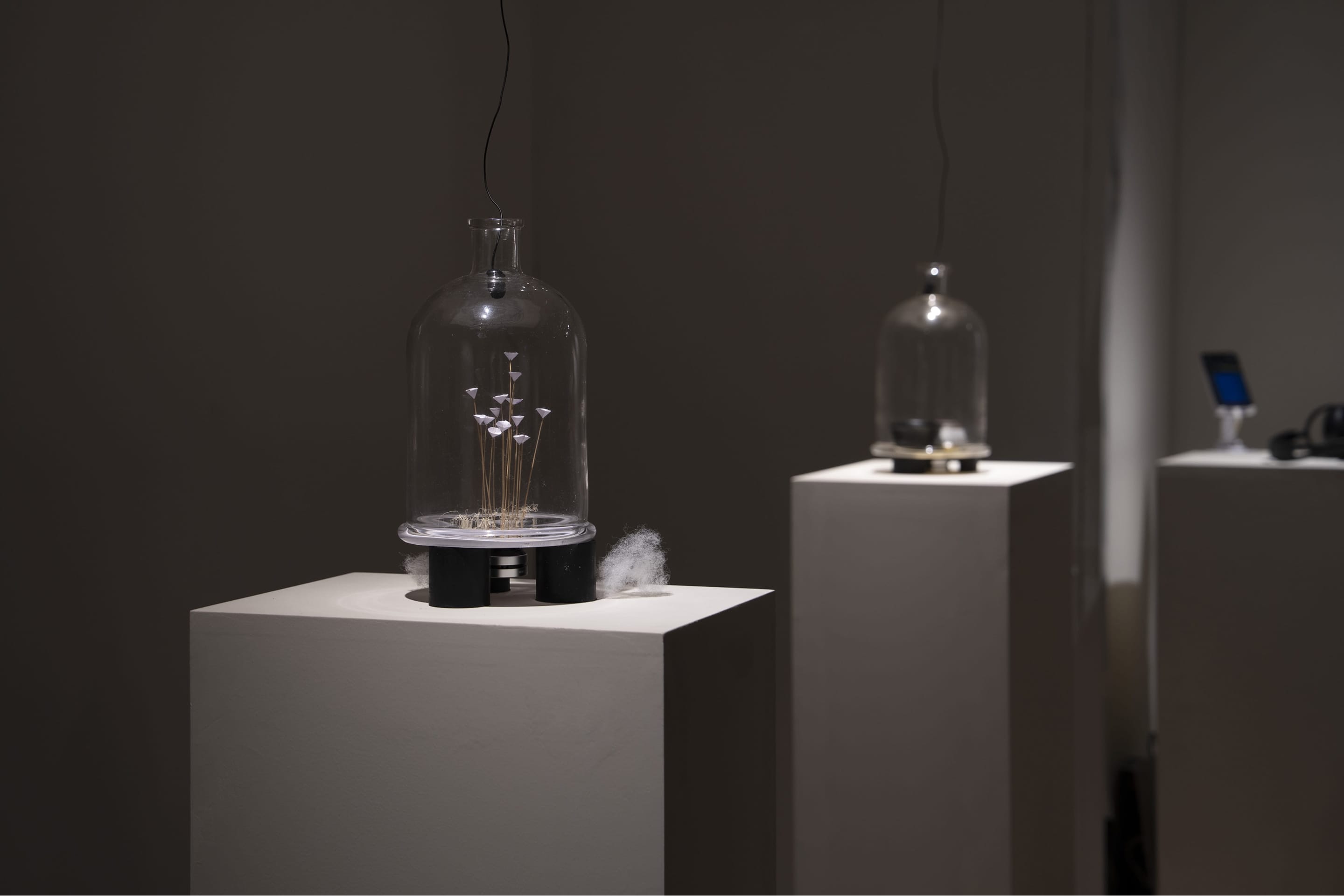 《Micro 𝜈 resonance chambers》