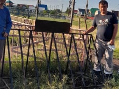 В микрорайоне Ишимбая жители облагораживают сквер