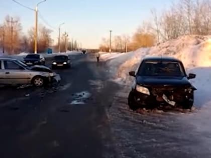 Одна обгоняла, другой не уступил: в Башкирии в ДТП пострадали водители «Лады Гранты» и иномарки