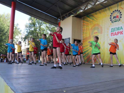 «Танцующие воробушки» : танцевальный марафон в Демском парке продолжается!