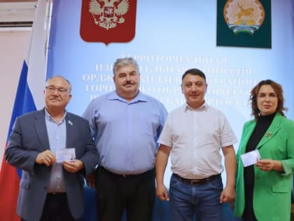 Вручили первые три удостоверения кандидатов в депутаты