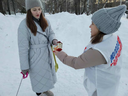 Молодогвардейцы Стерлитамака провели акцию «Подари улыбку»