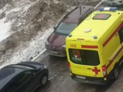 В Уфе реанимобиль из-за льда застрял во дворе многоквартирного дома