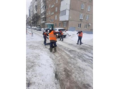 Уборка снега в районе продолжается