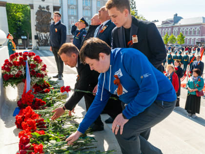 Молодогвардейцы Уфы возложили цветы к памятнику Героя России, Генерал-майора Минигали Шаймуратова
