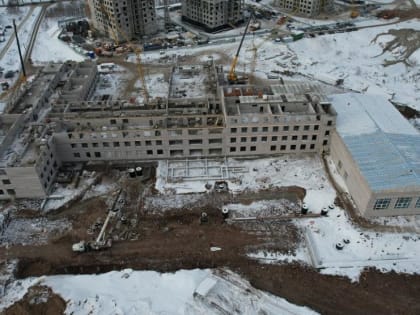 Нам школа строить и жить помогает