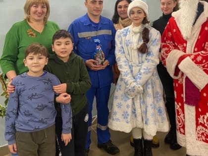 Уфимских супергероев поздравил Дед Мороз