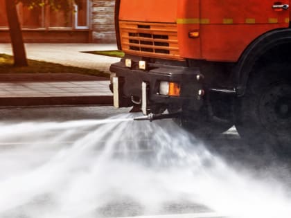 Власти Уфы объяснили смысл полива дорог во время дождя