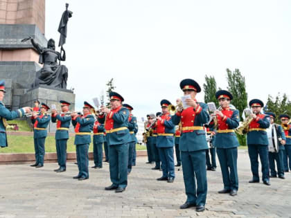 День города начался с возложения цветов