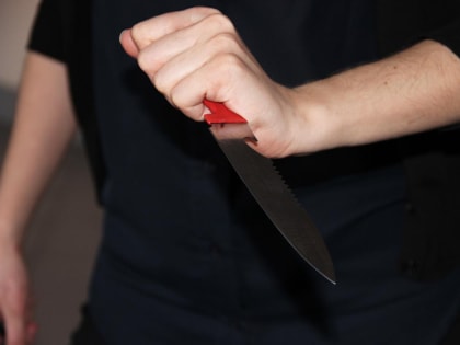 В Уфе мужчина нанес несколько ударов ножом своей бывшей девушке на глазах у ее матери