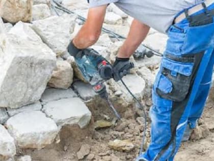 На заводе в Башкирии работника насмерть придавило гранитным камнем