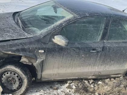 В Уфе на проспекте Салавата Юлаева столкнулись грузовик и легковушка