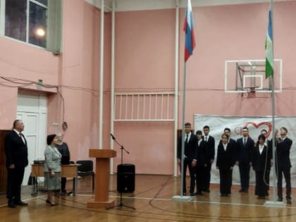 В Кировском районе поднимают флаги