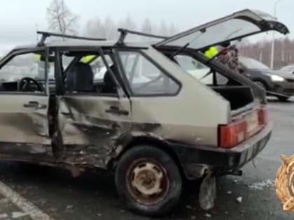 В Иглинском районе Башкирии водитель и пассажирка «ВАЗа» пострадали в ДТП с иномаркой