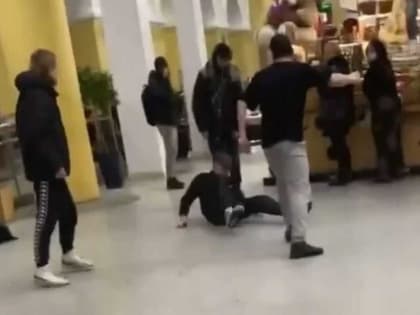 В Уфе на Гостином дворе подрались подростки