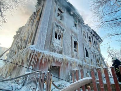 Дом, как из фильма ужасов: фоторепортаж с места самого крупного с начала года пожара в Уфе