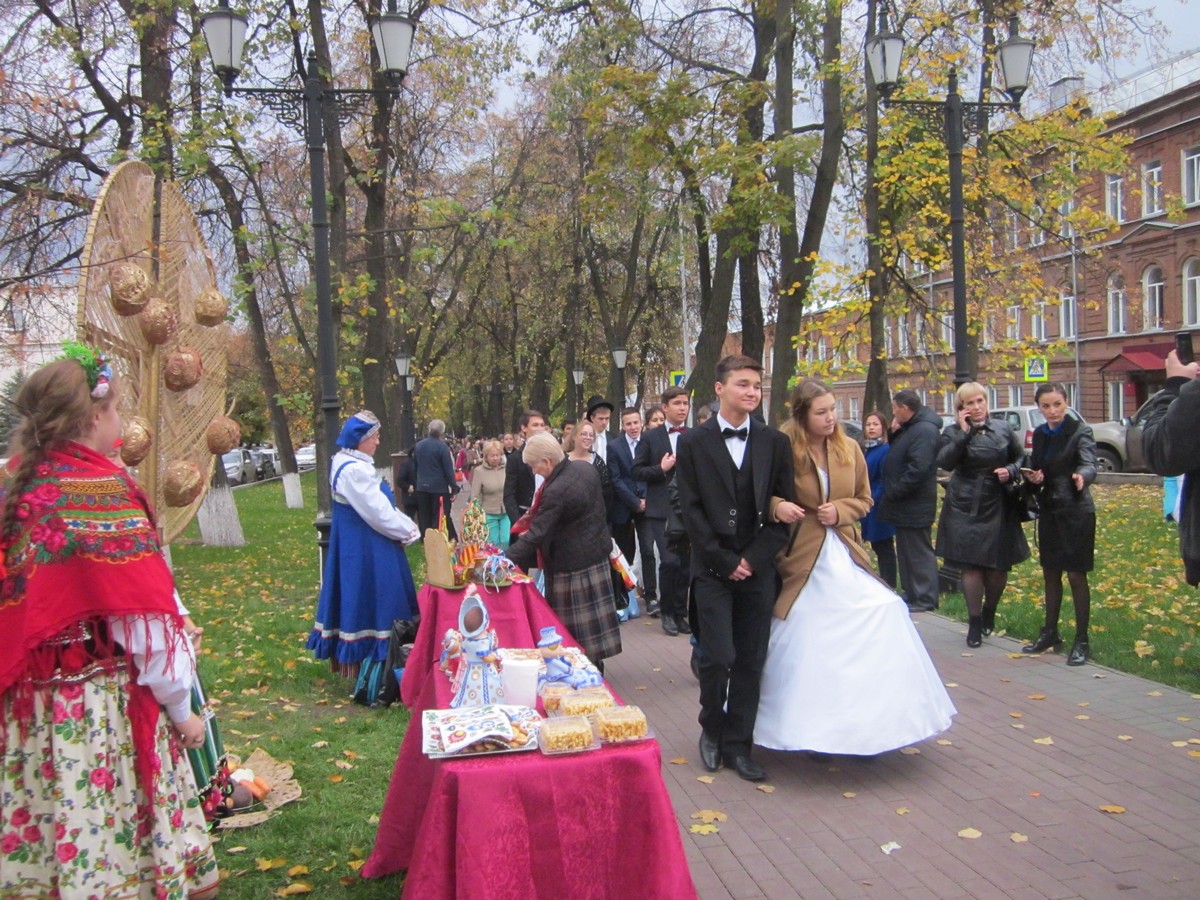 Осенняя новость. Аксаковская осень. Аксаковский день Уфа. Аксаковская осень на площади. Фото Аксаковские дни.