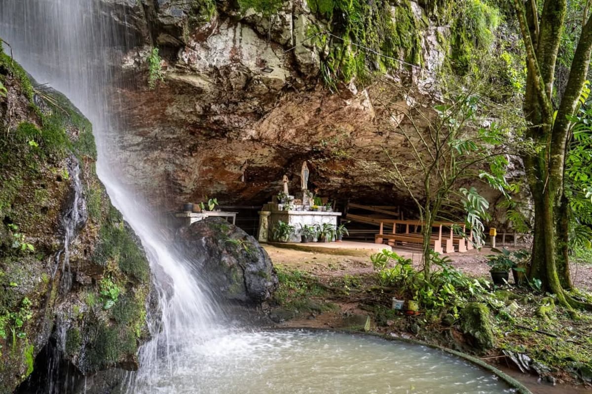 Imagem de Gruta Natural e Escadaria da Fé em Antônio Prado (RS)