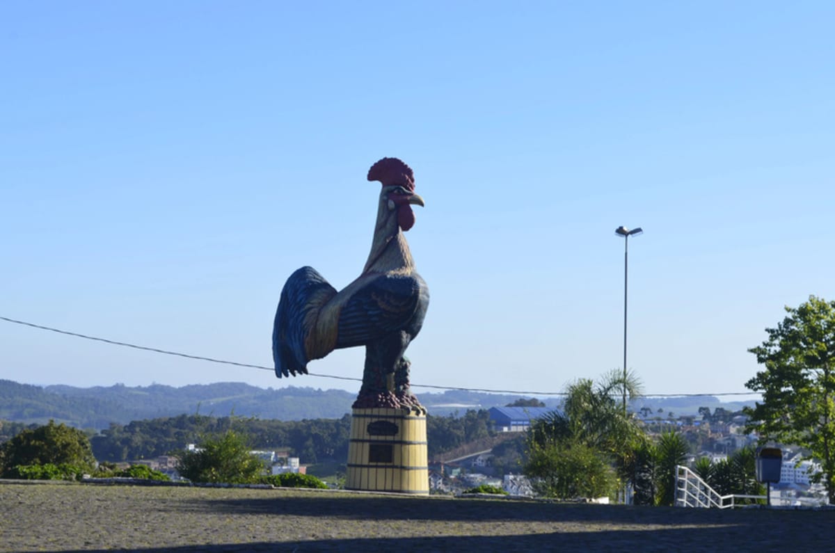 Imagem de Monumento ao Galo e Parque da Vindima Elóy Kunz em Flores da Cunha (RS)