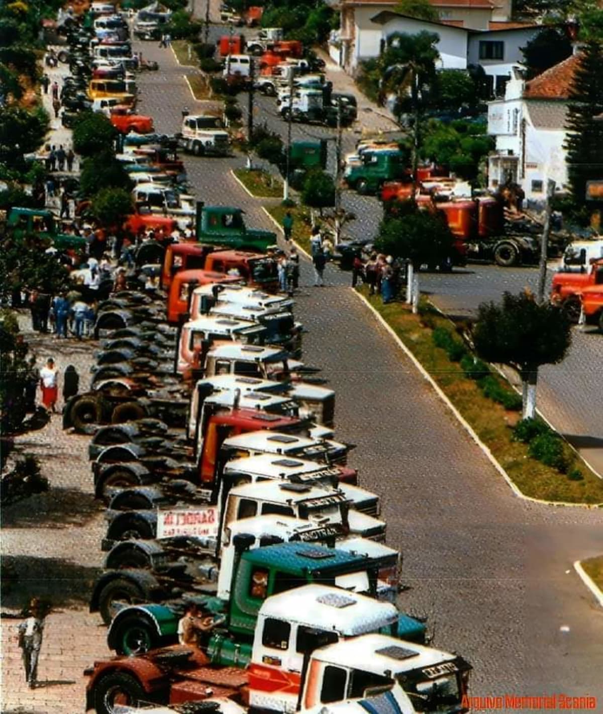 Foto de Caminhões estacionados na Rua Pe. Feijó em São Marcos (RS)