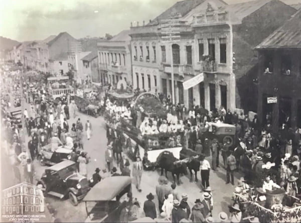 Foto de Desfile da Festa da Uva em Caxias do Sul (RS)